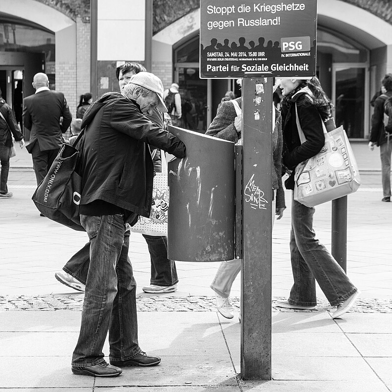 Immer mehr Menschen müssen Pfandflaschen sammeln, um über die Runden zu kommen.