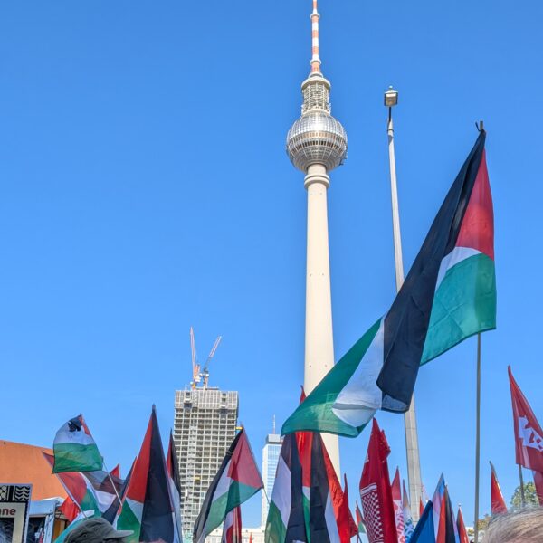 Die Linke und Linksjugend ['solid] demonstrieren in Berlin (Alexanderplatz) gegen den Völkermord