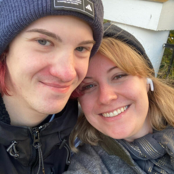 Élodie (rechts) und Nicklas (links) sind Mieter*innen der ZBVV in Rendsburg